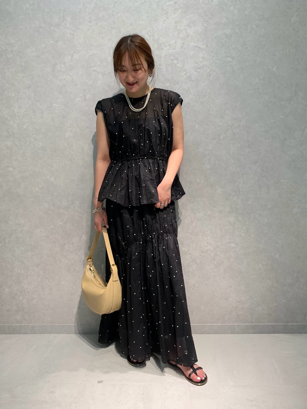 「ブラック、お出かけコーデ、オトナカワイイ、ブラックコーデ、オトナ女子、大人カジュアル、セットアップ、ドット、休日スタイル」｜「Rouge vif Annaの【セットアップ対応】ドット刺繍ペプラムブラウス（シャツ/ブラウス、ブラック系）」を使った、MIHIROさん（レディース・153cm）の夏コーディネートの1枚目の写真