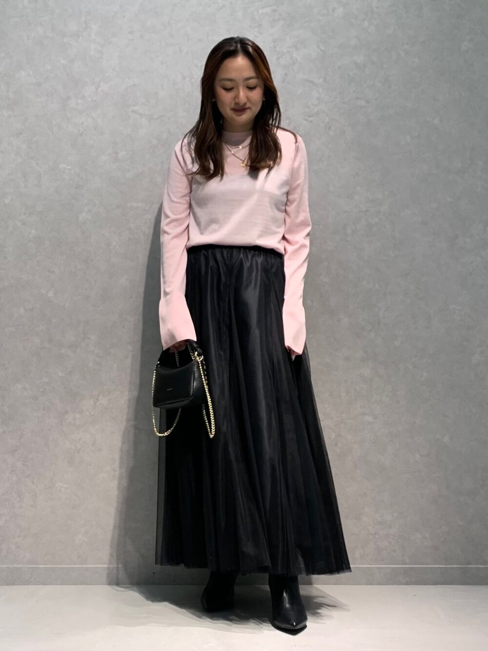 「ピンクニット、チュールスカート、きれいめカジュアル、 シンプル、ガーリー、冬のコーデ」｜「Rouge vifのスリーブスリットニットプルオーバー（ニット/セーター、ピンク系）」を使った、MIHIROさん（レディース・153cm）の冬コーディネートの1枚目の写真