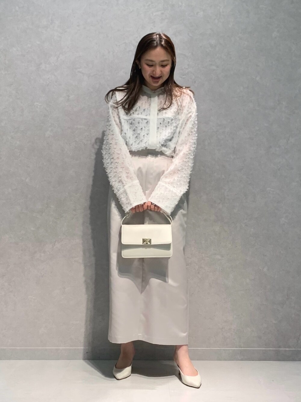 「ワントーンコーデ、フェザー、サテンスカート、キレイめ、低身長コーデ」｜「Rouge vif Annaのフェザージャガードシャツ（シャツ/ブラウス、ホワイト系）」を使った、MIHIROさん（レディース・153cm）の冬コーディネートの1枚目の写真
