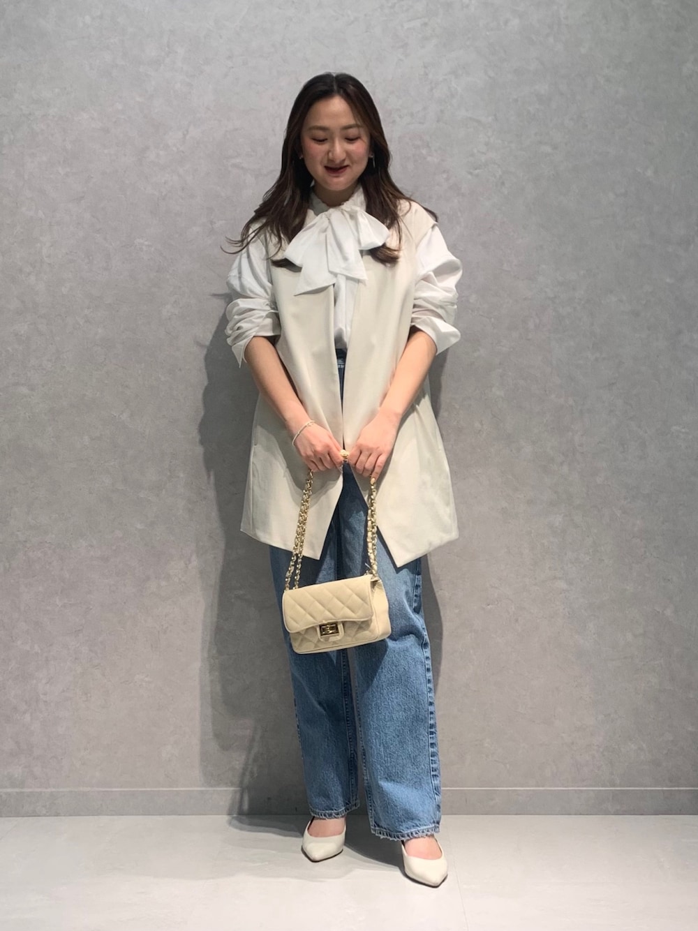 「デニム、upper hights、ジレ、リボンブラウス、チェーンバッグ、春コーデ、キルティング、大人かわいい、おしゃれさんと繋がりたい、大人コーデ」｜「Rouge vifの前後２WAYギャザーボウタイブラウス（シャツ/ブラウス、ホワイト系）」を使った、MIHIROさん（レディース・153cm）の冬コーディネートの1枚目の写真