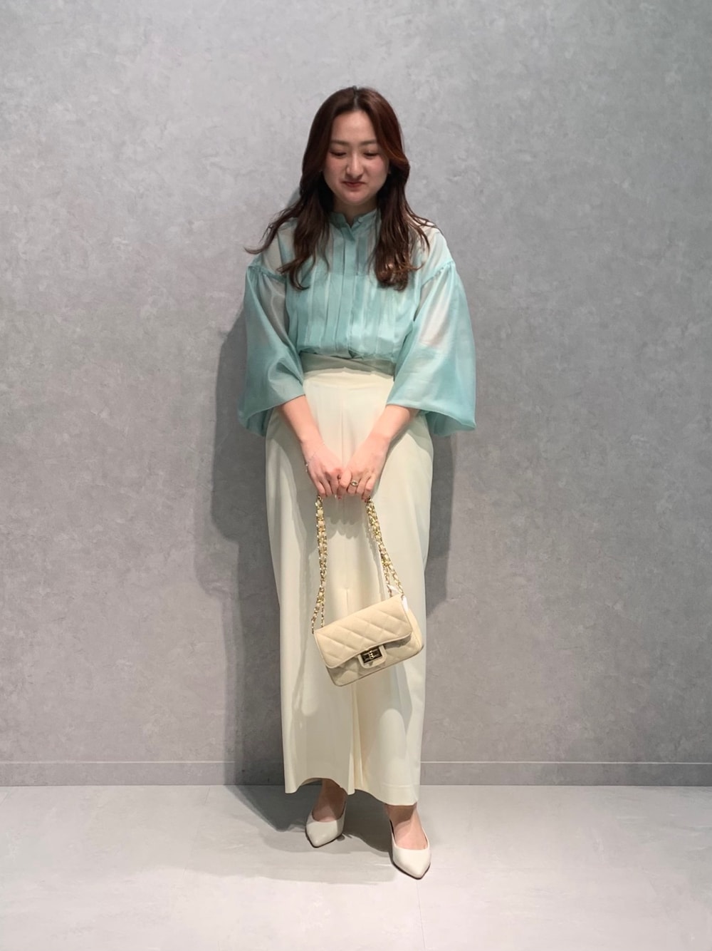 「春服、オトナ女子、キレイめコーデ、大人コーデ、ブラウス、シアートップス、タイトスカート、チェーンバッグ、グリーン」｜「Rouge vifのシアータックフレアブラウス（シャツ/ブラウス、グリーン系）」を使った、MIHIROさん（レディース・153cm）の春コーディネートの1枚目の写真