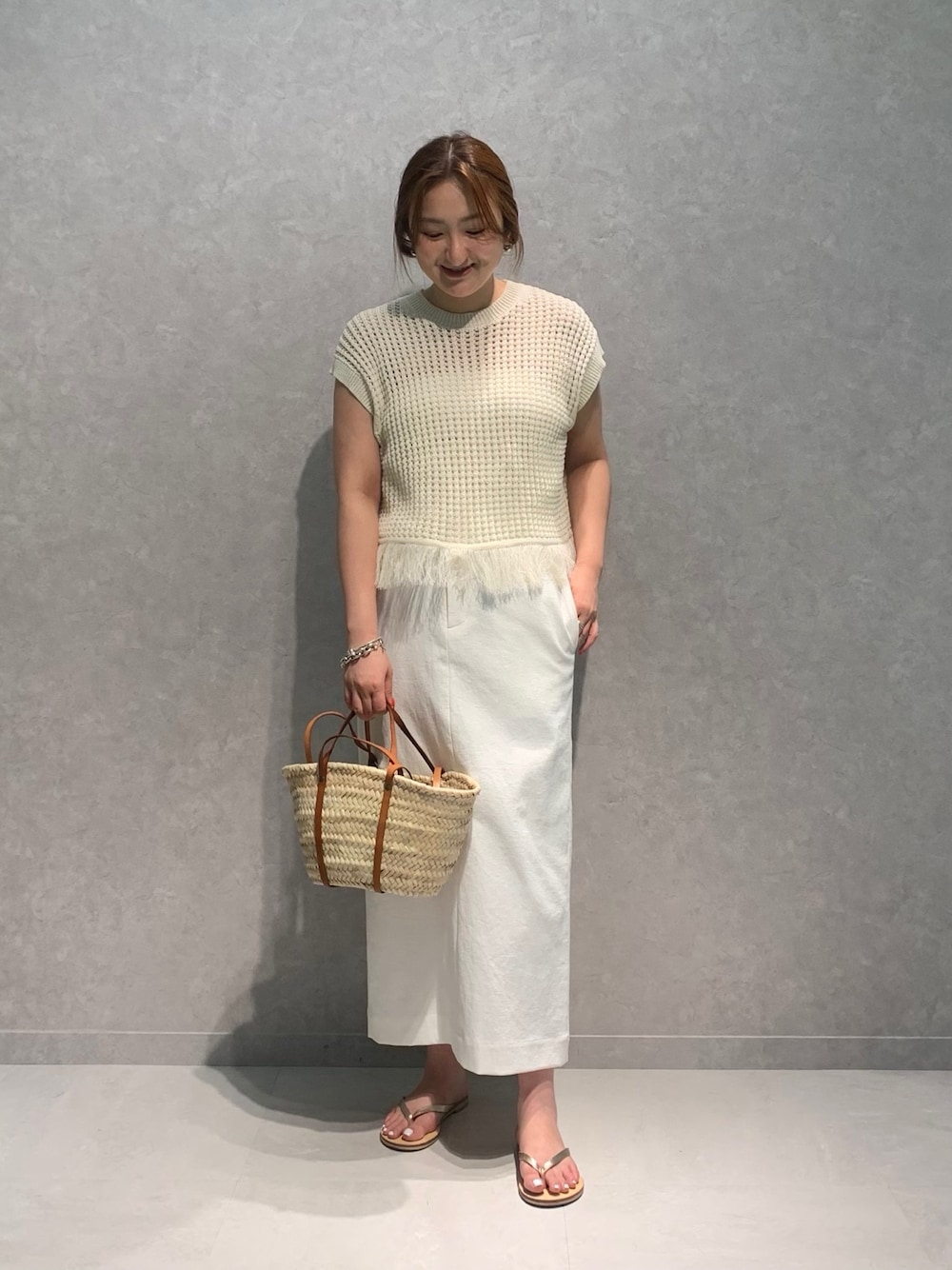 「夏ファッション、オトナカジュアル、夏、低身長コーデ、ワントーンコーデ、ベージュ、リネン、メッシュ、フリンジ、フェススタイル」｜「Rouge vifのメッシュニットフリンジショートプルオーバー（ニット/セーター、ホワイト系）」を使った、MIHIROさん（レディース・153cm）の夏コーディネートの1枚目の写真