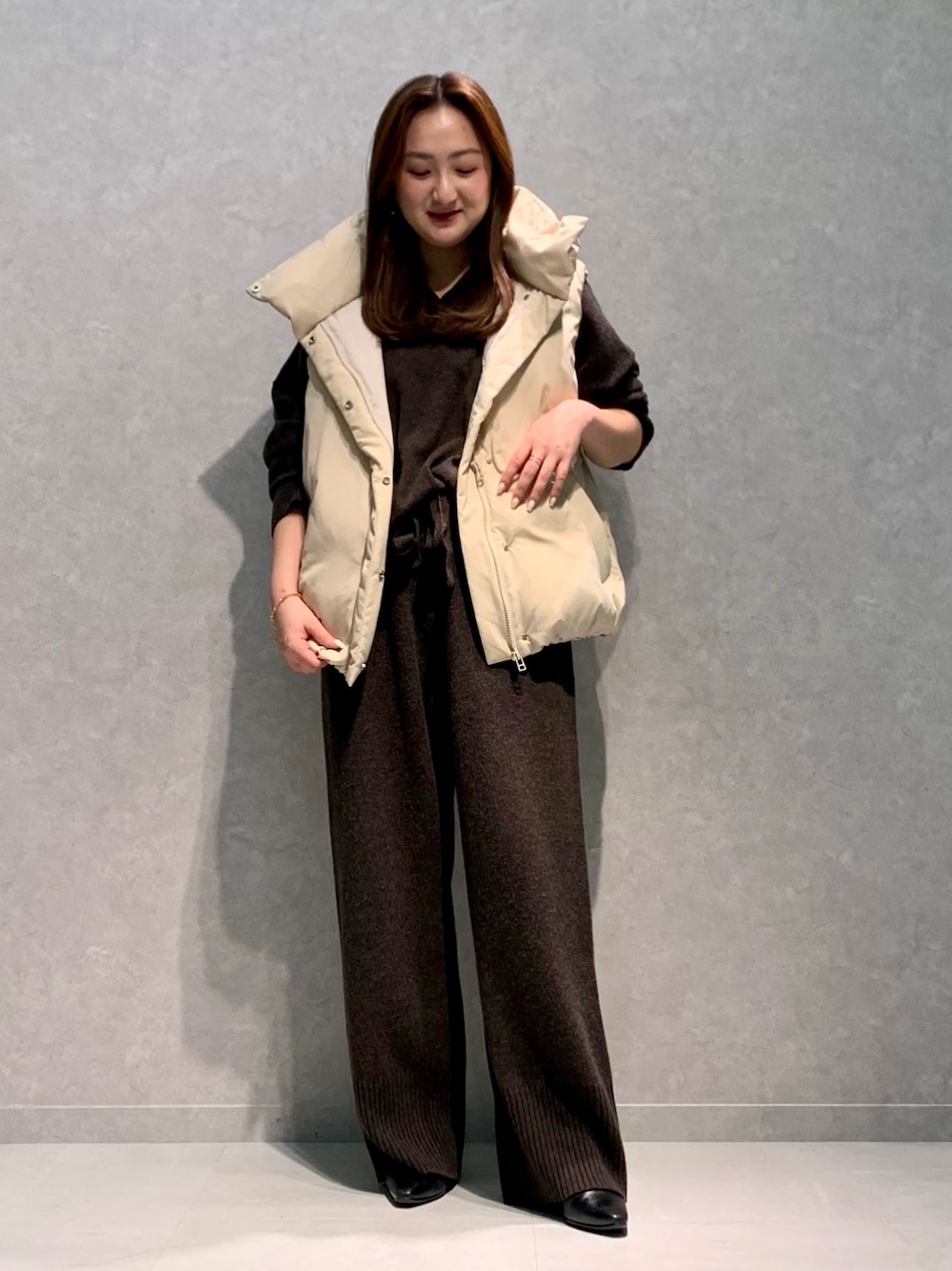 「セットアップコーデ、ニット、休日スタイル、秋服、オトナカワイイ、リラックススタイル、ニットパンツ、低身長、秋コーデ」｜「Rouge vifの2WAYフードダウンベスト（ダウンベスト、ベージュ系）」を使った、MIHIROさん（レディース・153cm）の秋コーディネートの1枚目の写真