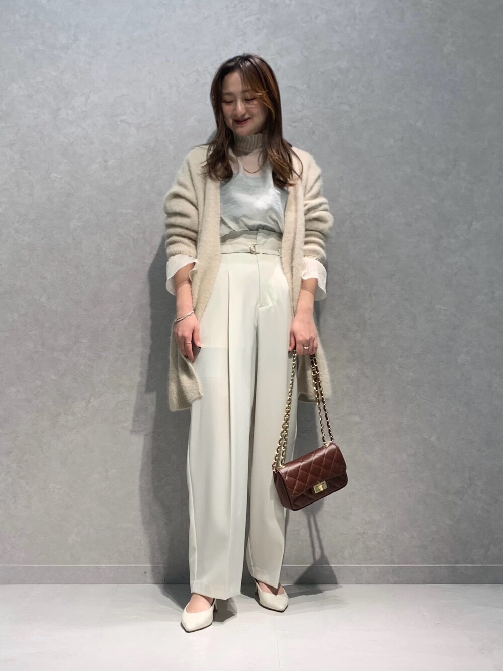 「春コーデ、ワントーンコーデ、ラクーンカーディガン、パンツスタイル、シンフルコーデ、シア―ブラウス」｜「Rouge vifのプリーツネックシアーブラウス（シャツ/ブラウス、ホワイト系）」を使った、MIHIROさん（レディース・153cm）の冬コーディネートの1枚目の写真