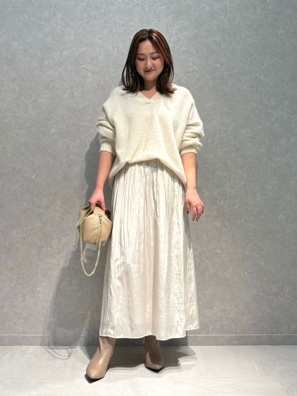 「冬コーデ、オトナカジュアル、冬服、クリスマスに着たい服、おしゃれさんと繋がりたい、大人かわいい、クリスマス、オーバーサイズ、ワントーンコーデ、ニット、低身長」｜「Rouge vifのフォックスウールVネックラウンドヘムニットプルオーバー（ニット/セーター、ホワイト系）」を使った、MIHIROさん（レディース・153cm）の冬コーディネートの1枚目の写真