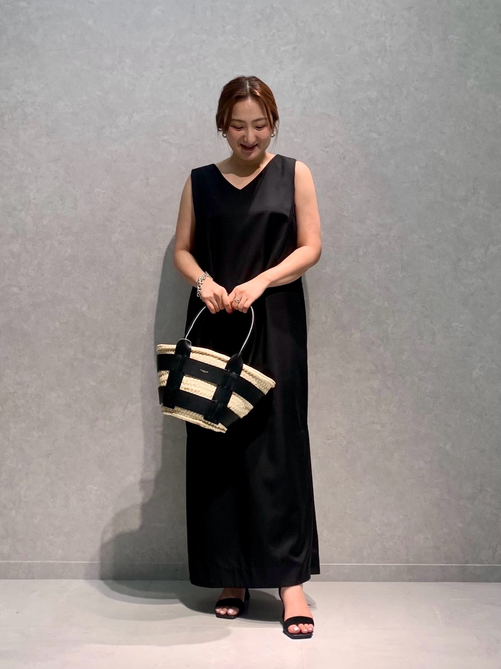 「サンダル、大人女子、ノースリーブ、ブラックコーデ、ワンピース、ドレープ　、ロングワンピース」｜「Rouge vifのバックシャンドレープワンピース（ワンピース、ブラック系）」を使った、MIHIROさん（レディース・153cm）の夏コーディネートの1枚目の写真
