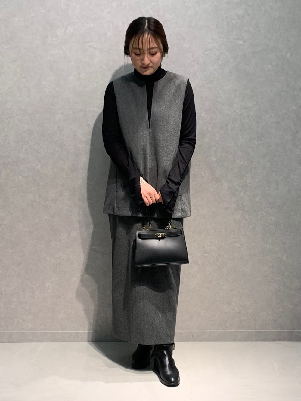 「冬服、モノトーンコーデ、大人かわいい、グレー、セットアップ、ブーツスタイル、低身長女子、冬ファッション、レイヤードスタイル、ベスト」｜「Rouge vifの【セットアップ対応】メルトンベスト（ベスト、グレー系）」を使った、MIHIROさん（レディース・153cm）の秋コーディネートの1枚目の写真