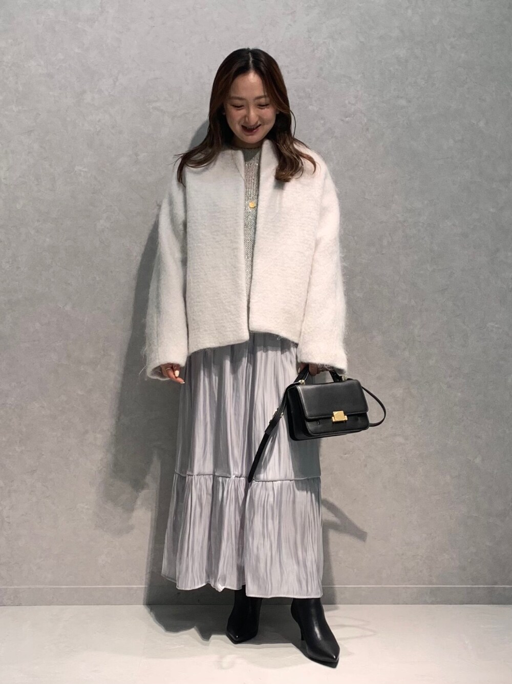 「シャギーコート、ニットコーデ、スカート、オトナカワイイ、オトナ女子、低身長コーデ」｜「Rouge vifのシャギーショートコート（ノーカラーコート、ホワイト系）」を使った、MIHIROさん（レディース・153cm）の冬コーディネートの1枚目の写真
