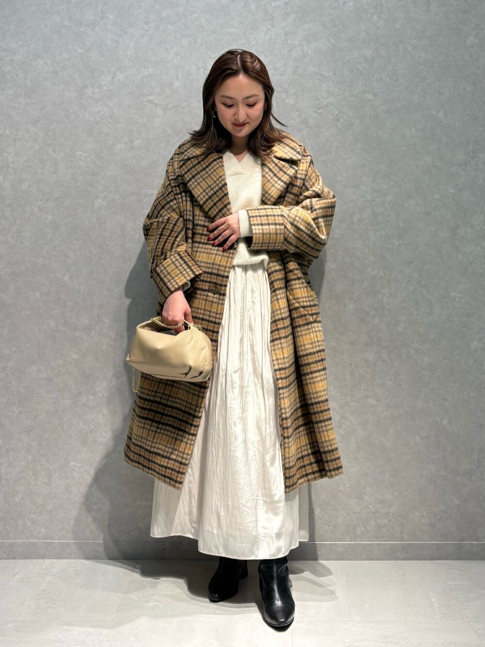 「ホワイトコーデ、クリスマスに着たい服、お出かけコーデ、大人コーデ、低身長女子、秋冬コーデ、チェック、TICCA、テントコート」｜「TICCAの【40周年】【TICCA/ティッカ】別注テントコート（チェスターコート、その他）」を使った、MIHIROさん（レディース・153cm）の冬コーディネートの1枚目の写真