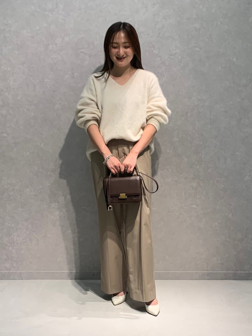 「大人カジュアル、フォックスニット、パンツスタイル、シンプルコーデ、大人かわいい、カシミヤ」｜「Rouge vifのFOX＆Cashmere Vネックニットプルオーバー（ニット/セーター、ホワイト系）」を使った、MIHIROさん（レディース・153cm）の秋コーディネートの1枚目の写真