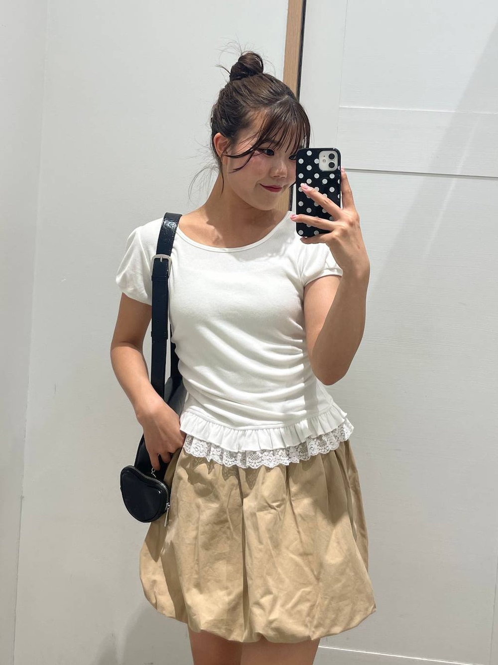 「カジュアル、差し色コーデ、着痩せ・細見え、きれいめ、Heather」｜「Heatherのチャーム付きショルダーBAG　499162（ショルダーバッグ、ブラック系）」を使った、mioさん（レディース・157cm）の夏コーディネートの1枚目の写真