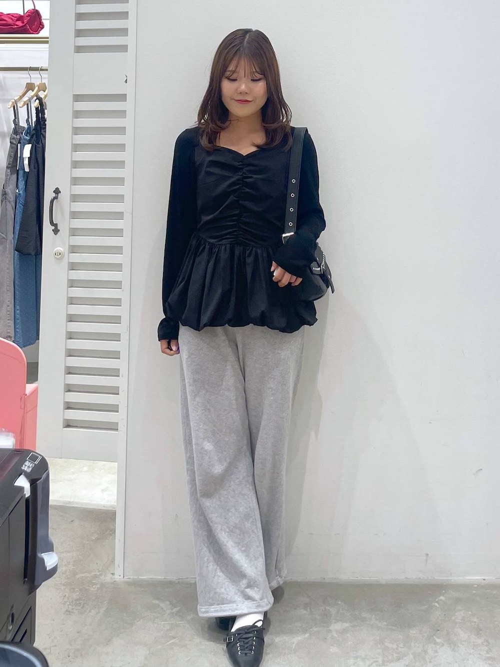「カジュアル、差し色コーデ、着痩せ・細見え、きれいめ、Heather」｜「Heatherの2WAYワイドスウェットパンツ　452795（スウェットパンツ、グレー系）」を使った、mioさん（レディース・157cm）の夏コーディネートの1枚目の写真