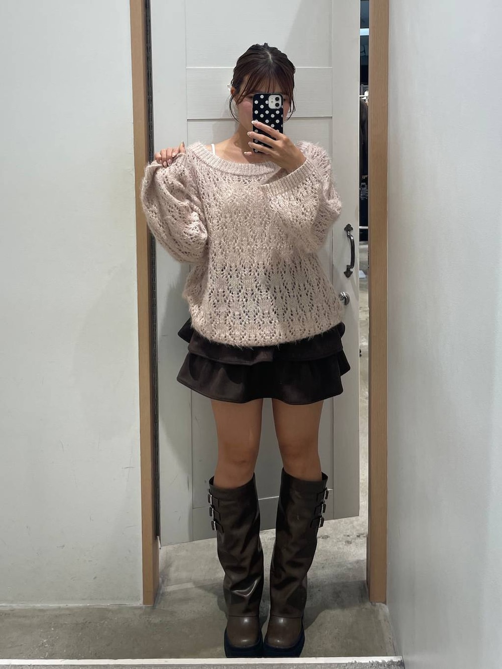 ブラウン系のブーツ、ピンク系のニット/セーター、ブラウン系のスカートを着用したレディースの秋コーディネートの1枚目の写真