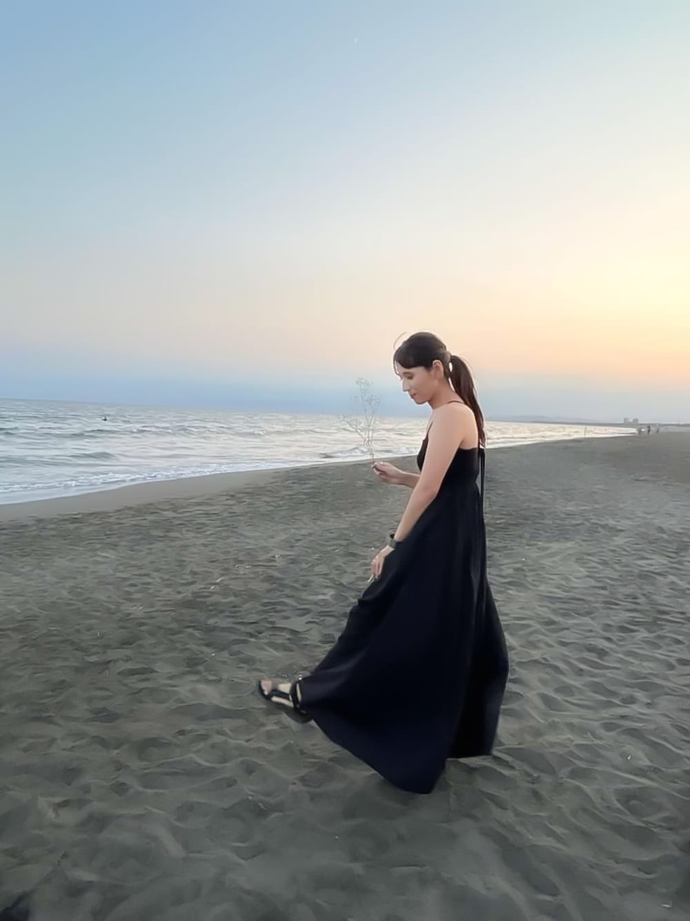 「お出かけコーデ、シンプルスタイル、オトナカワイイ、夏、サンダルコーデ、モノトーンコーデ、夏コーデ、ワンピース」｜「mysticのニット切替キャミワンピース（ワンピース、ブラック系）」を使った、ゆうきさん（レディース・154cm）の夏コーディネートの1枚目の写真