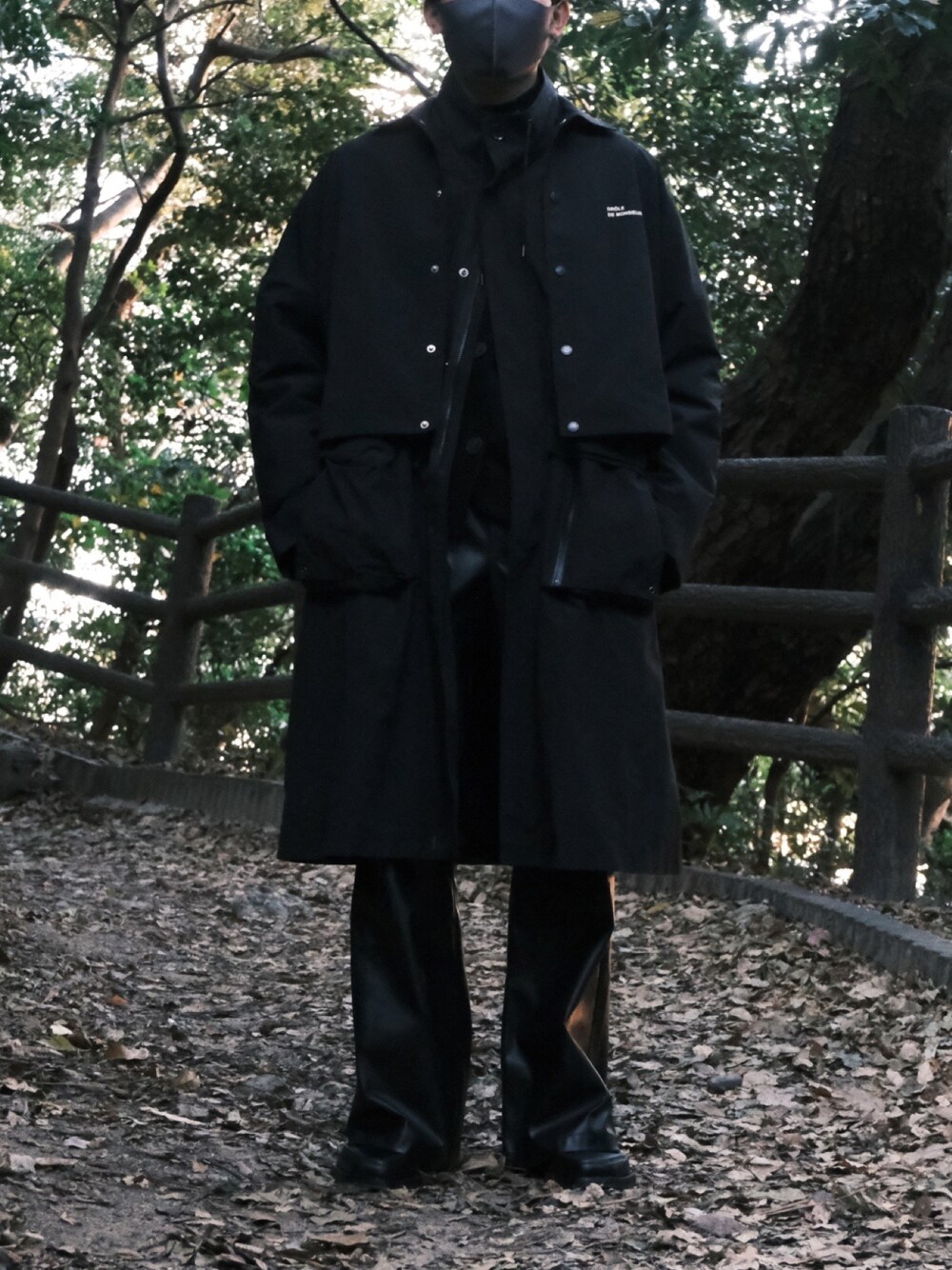 「未来のWEARISTAプロジェクト、レザーパンツ、カジュアルコーデ、大人コーデ、フレアパンツ、秋コーデ、ロングコート、ootd、おしゃれさんと繋がりたい、レザー、黒、オールブラック、黒コーデ、オトナカジュアル、秋のコーデ」｜「Drole De Monsieurのアイテム（ナイロンジャケット、ブラック系）」を使った、Rohanさん（メンズ・175cm）の冬コーディネートの1枚目の写真