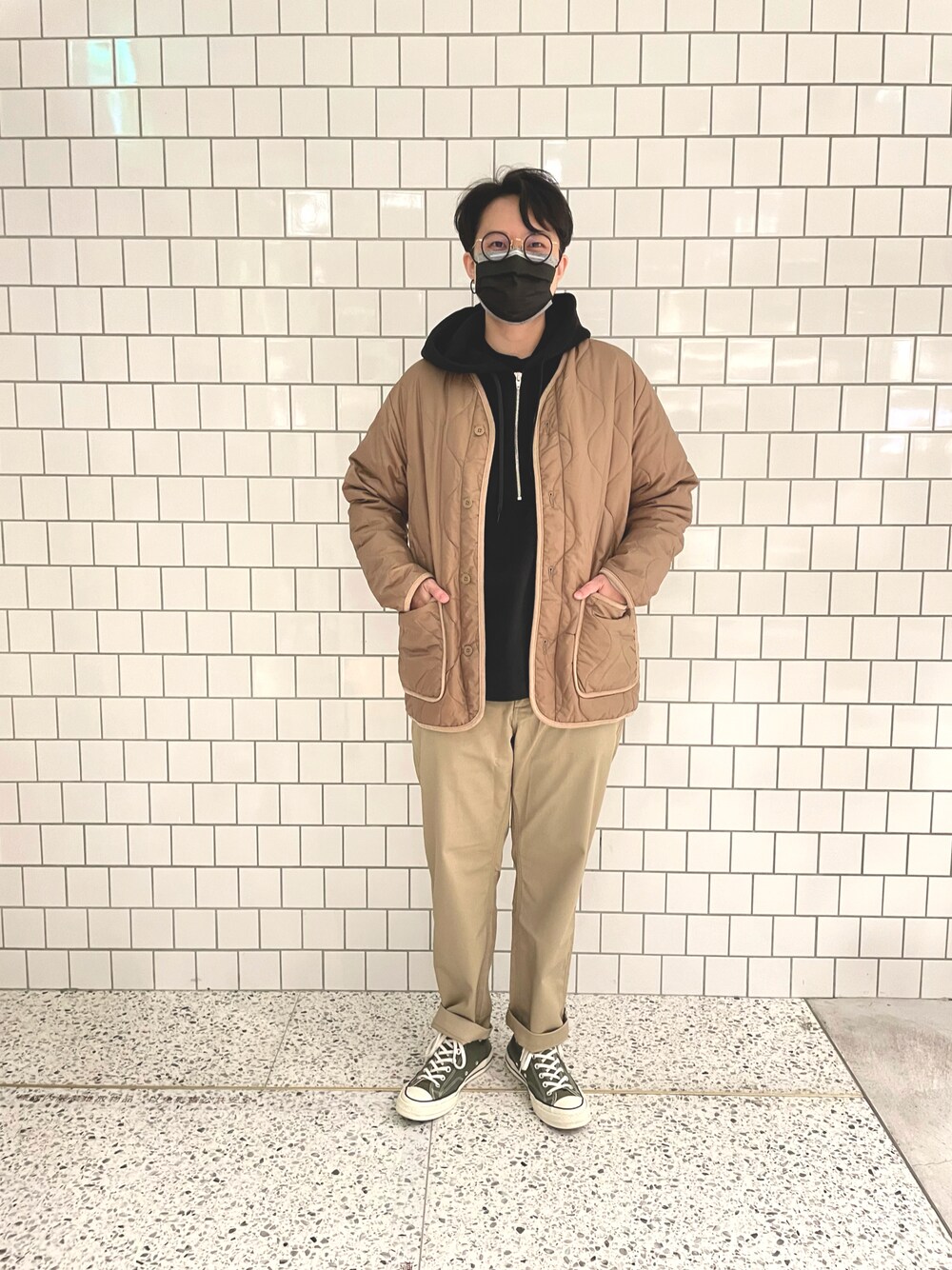 「universaloverall、3/2works、allstar、WORKWEAR」｜「UNIVERSAL OVERALLのアイテム（チェスターコート、ベージュ系）」を使った、imchickenriceさん（レディース・173cm）の冬コーディネートの1枚目の写真