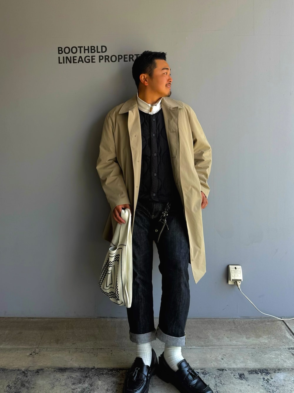 「春めき満開コーデ、メンズファッション、デニム、大人カジュアル、革靴、プチプラ」｜「UNIQLOのアイテム（ステンカラーコート、ベージュ系）」を使った、fuuya619さん（メンズ・177cm）の春コーディネートの1枚目の写真