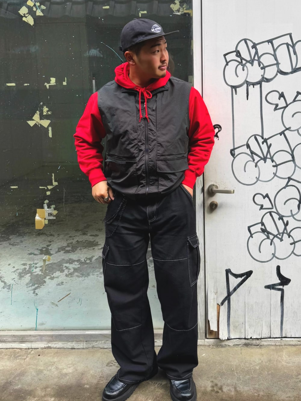 「春めき満開コーデ、赤×黒、大人コーデ、メンズファッション、ストリートコーデ、ゆるコーデ、レイヤードスタイル、ラフコーデ、パーカー」｜「SHEINのアイテム（デニムパンツ、ブラック系）」を使った、fuuya619さん（メンズ・177cm）の春コーディネートの1枚目の写真