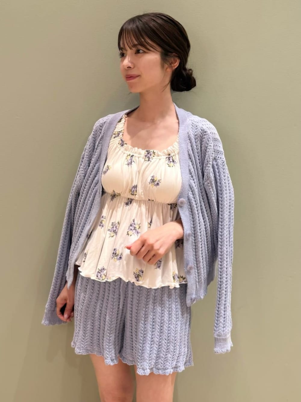 「ロゴ、カーディガン、ショートパンツ、ギフト、らくちん、ゆったり、リラックス、花柄、大人、タンクトップ、フェミニン、エアリーモコ」｜「gelato piqueのクロシェカーディガン（ルームウェア/パジャマ、ブルー系）」を使った、gelato piqueさん（レディース・156cm）の春コーディネートの1枚目の写真