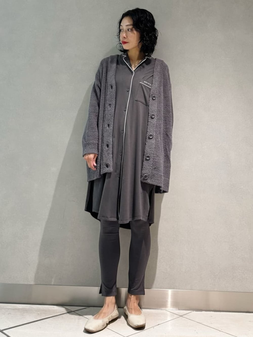 グレー系のルームウェア/パジャマ、グレー系のマタニティウェア/グッズ、グレー系のマタニティウェア/グッズを着用したレディースの秋コーディネートの1枚目の写真