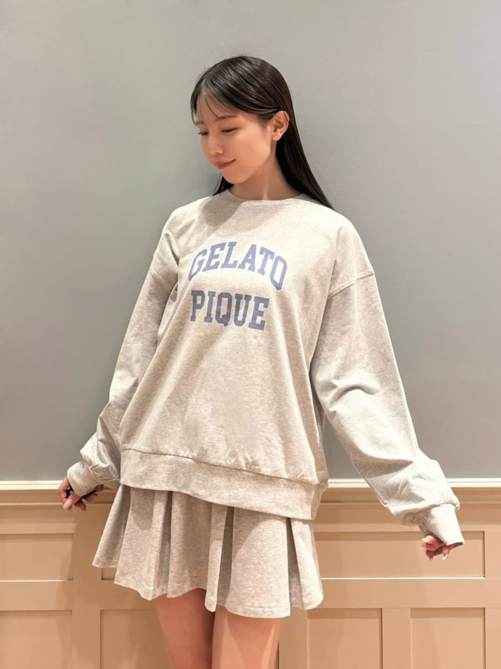 グレー系のルームウェア/パジャマ、グレー系のルームウェア/パジャマを着用したレディースの秋コーディネートの1枚目の写真