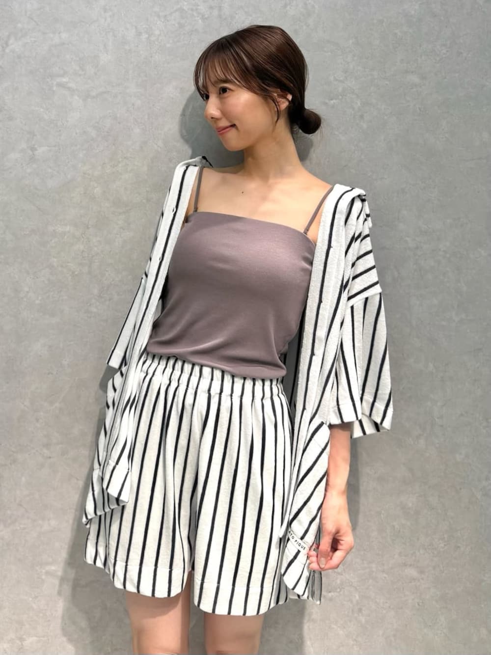 「冷感、カップイン、キャミソール、ショートパンツ、シャツ、冷房対策」｜「gelato piqueの【接触冷感】ストライプパイルシャツ（ルームウェア/パジャマ、ブルー系）」を使った、gelato piqueさん（レディース・156cm）の春コーディネートの1枚目の写真