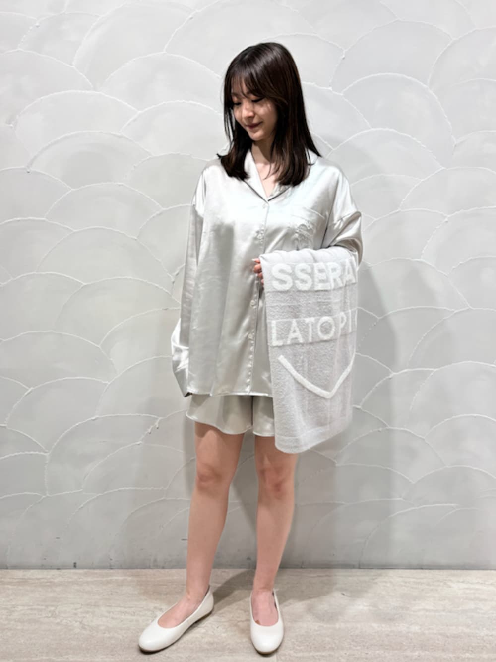 LE SSERAFIM】サテンシャツ＆ショートパンツセット(シャツ