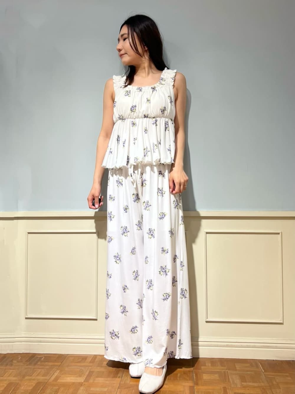 「カップイン、ロングパンツ、キャミソール、ギフト、らくちん、ゆったり、リラックス、ワンマイル、花柄、大人、レーヨン、フェミニン」｜「gelato piqueの花柄カップインフリルタンクトップ（ルームウェア/パジャマ、ブルー系）」を使った、gelato piqueさん（レディース・158cm）の春コーディネートの1枚目の写真