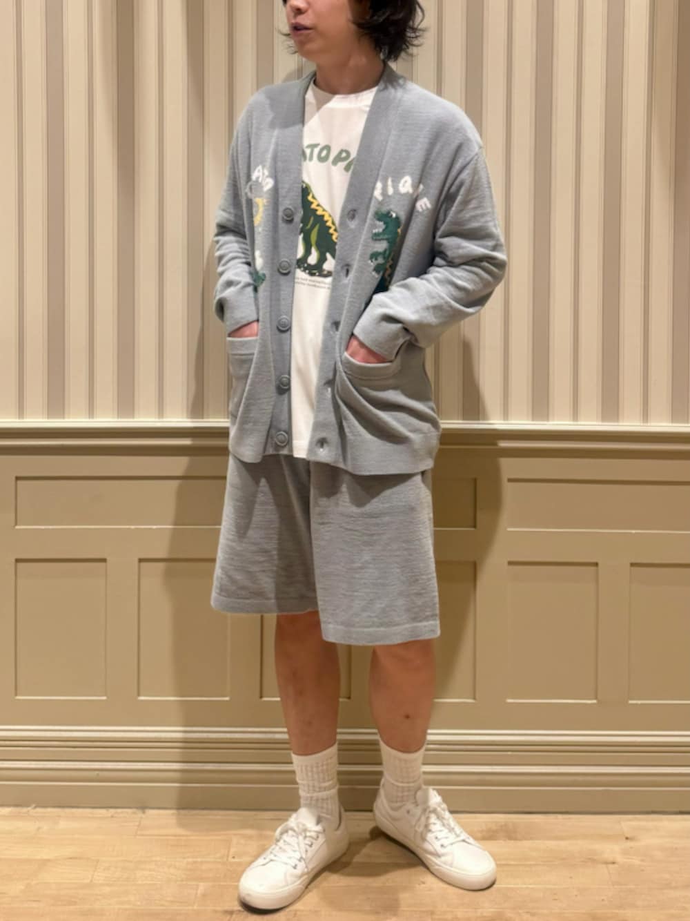 「Tシャツ、カーディガン、ギフト、ハーフパンツ、カップル、メンズ、エアリーモコ」｜「gelato piqueの【HOMME】ワンポイントダイナソーTシャツ（ルームウェア/パジャマ、ホワイト系）」を使った、gelato piqueさん（メンズ・170cm）の春コーディネートの1枚目の写真