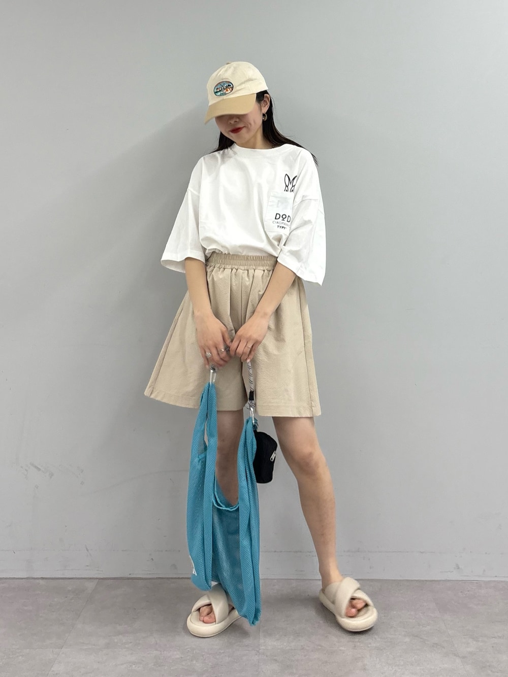 「メッシュバッグ、ラッシュガード、半袖、半袖Ｔシャツ、シンプル、シンプルコーデ、シンプルスタイル、夏コーデ、アウトドア、アウトドアスタイル、アウトドアコーデ、カジュアルコーデ、カジュアルスタイル」｜「DODの【DOD別注】コロコロタビッティー / ユニセックス（Tシャツ/カットソー、ホワイト系）」を使った、kyaaaiさん（レディース・156cm）の春コーディネートの1枚目の写真