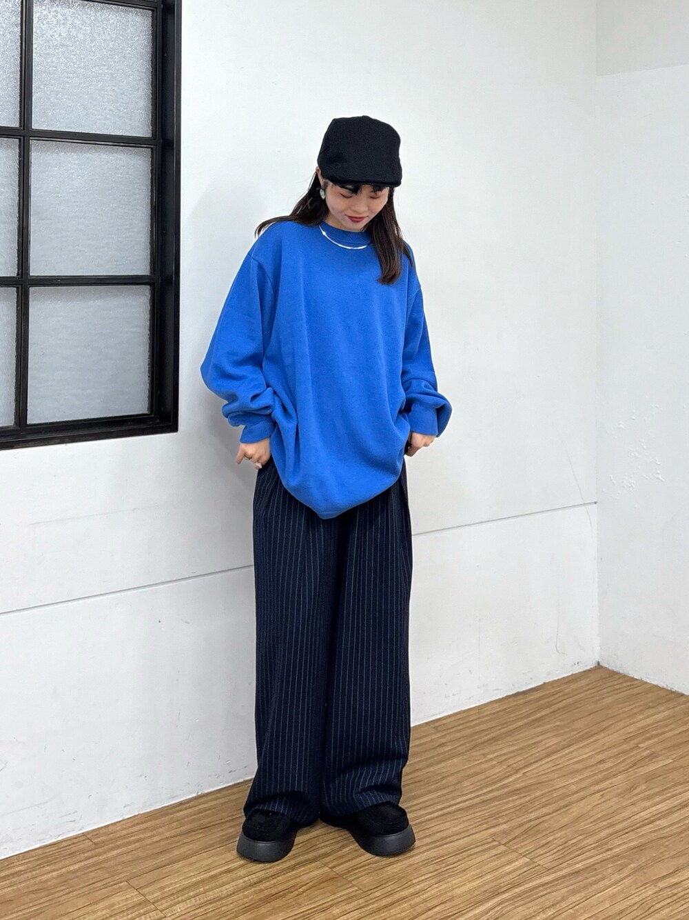 「カラーニット、メンズライク、カジュアルコーデ」｜「CIAOPANIC TYPYの【ユニセックス】ビックシルエットロンTeeライクニット（ニット/セーター、ブルー系）」を使った、kyaaaiさん（レディース・156cm）の冬コーディネートの1枚目の写真