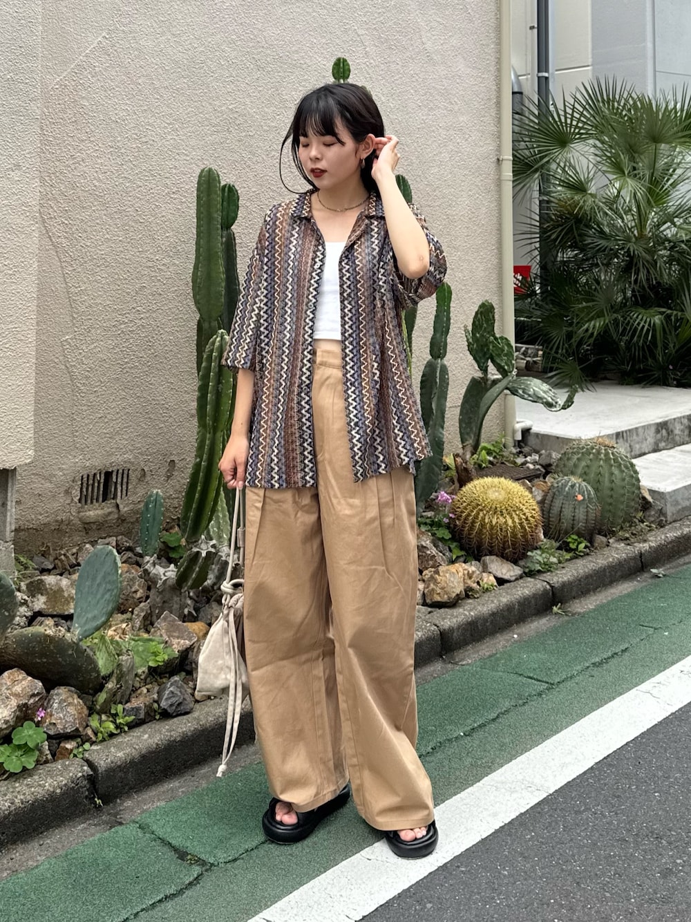 「バルファスレース、レース、レースシャツ、シャツ、シャツコーデ、シンプル、シンプルコーデ、シンプルスタイル、夏コーデ、大人、大人カジュアル、大人コーデ、カジュアル、カジュアルコーデ、カジュアルスタイル」｜「CIAOPANIC TYPYの【通気性◎】ユニセックスレースシアーストライプ柄ルーズシャツ（シャツ/ブラウス、ブラウン系）」を使った、kyaaaiさん（レディース・156cm）の夏コーディネートの1枚目の写真