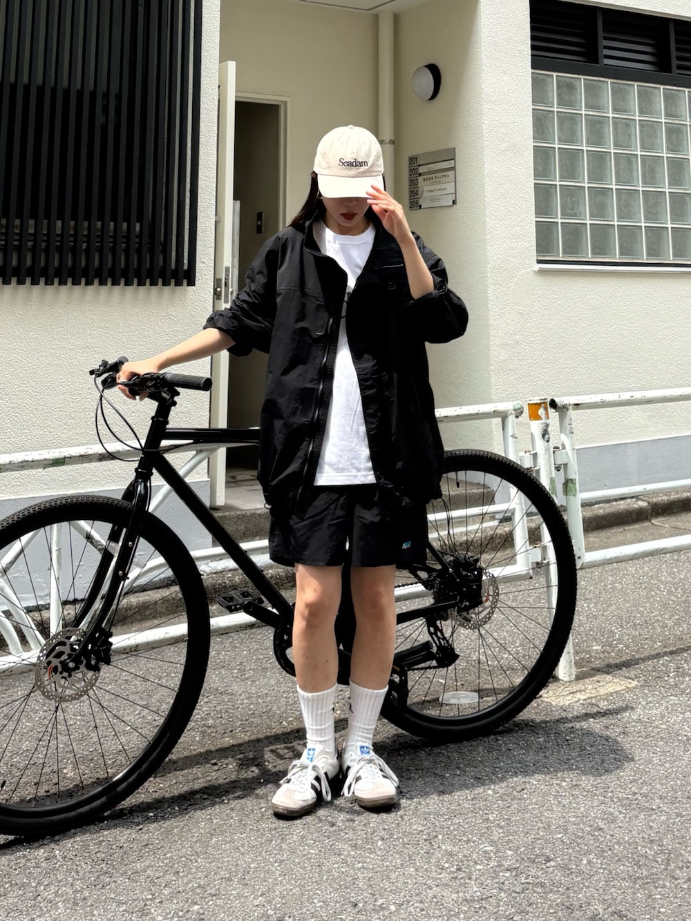 「梅雨、梅雨コーデ、楽チンコーデ、メンズライク、シンプル、シンプルコーデ、大人、大人カジュアル、大人コーデ、大人女子、春アウター、ショーツ」｜「Franklin Climbingの【UVカット・撥水機能付き】【Franklin Climbing】カスケードライトジャケット（ナイロンジャケット、ブラック系）」を使った、kyaaaiさん（レディース・156cm）の春コーディネートの1枚目の写真