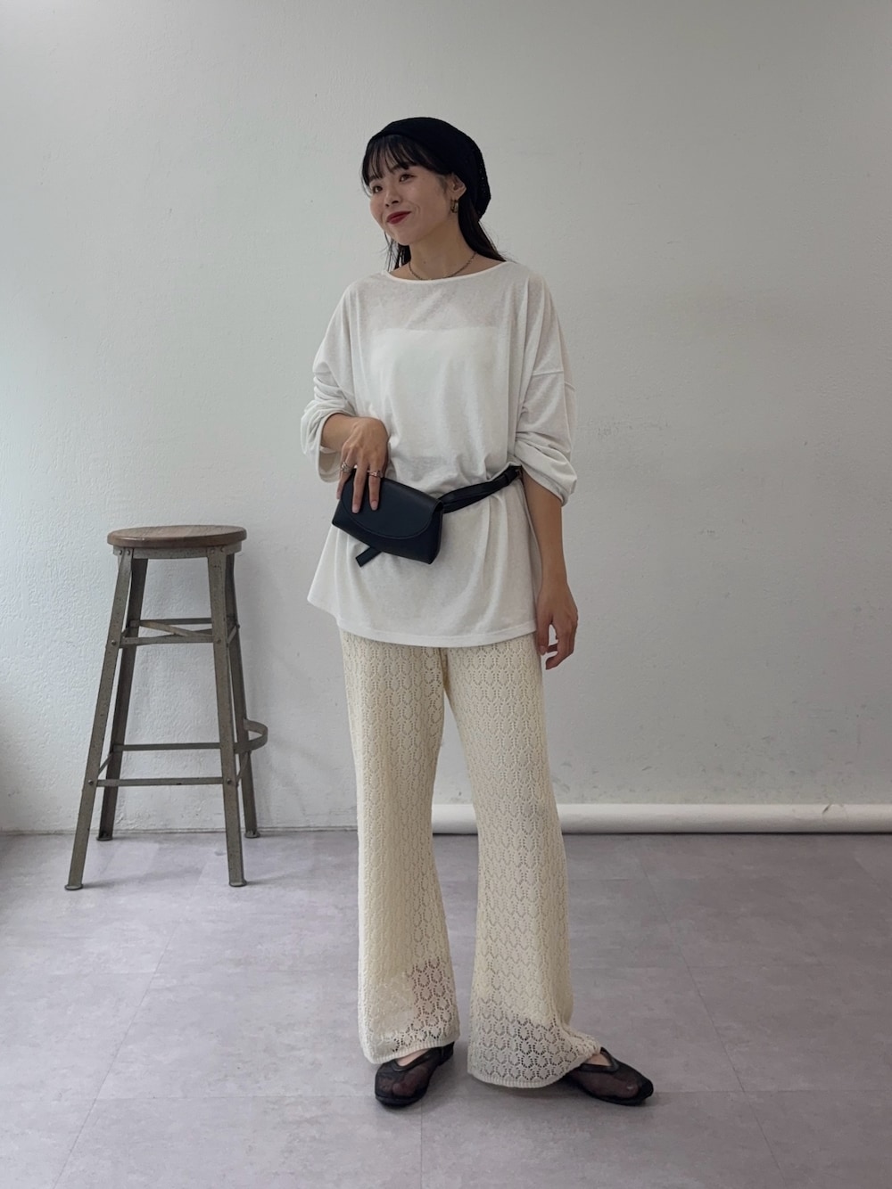 「透かし編み、透かし編みニット、ホワイトコーデ、シンプル、シンプルコーデ、シンプルスタイル、シアートップス、楽チンコーデ、お出かけコーデ、大人カジュアル、大人コーデ、カジュアルコーデ、ウエストポーチ、ウエストマーク」｜「CIAOPANIC TYPYの【2025年S/S新作】タックデザインメッシュビーニー（ニットキャップ/ビーニー、ブラック系）」を使った、kyaaaiさん（レディース・156cm）の夏コーディネートの1枚目の写真