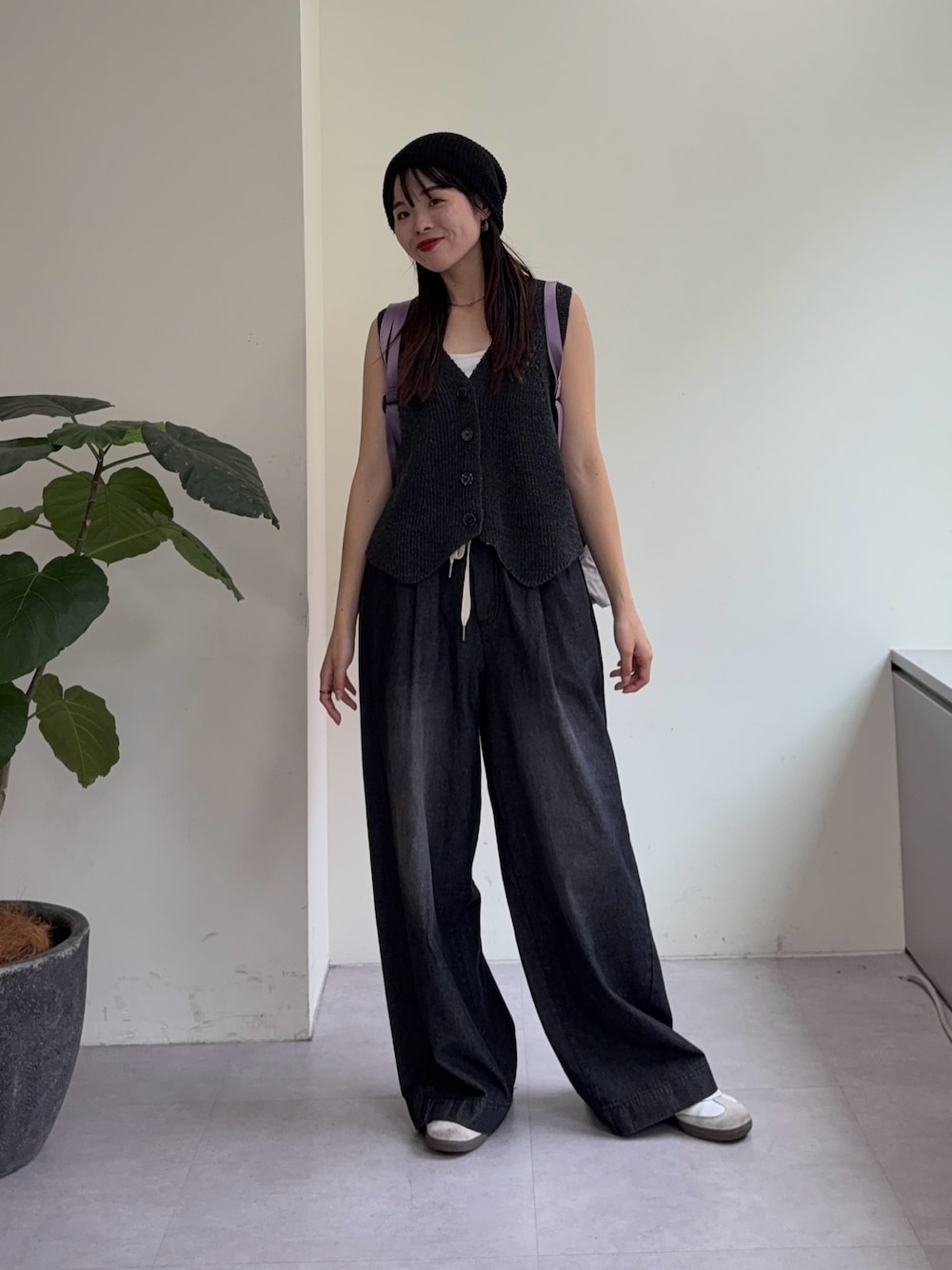 「大人、大人カジュアル、大人コーデ、シンプル、シンプルコーデ、シンプルスタイル、デニムパンツ、デニム、ブラックデニム、ブラックコーデ、夏コーデ、カジュアルコーデ、カジュアル」｜「WILLOWの【willow】和紙ライクニットベスト（ベスト、グレー系）」を使った、kyaaaiさん（レディース・156cm）の夏コーディネートの1枚目の写真