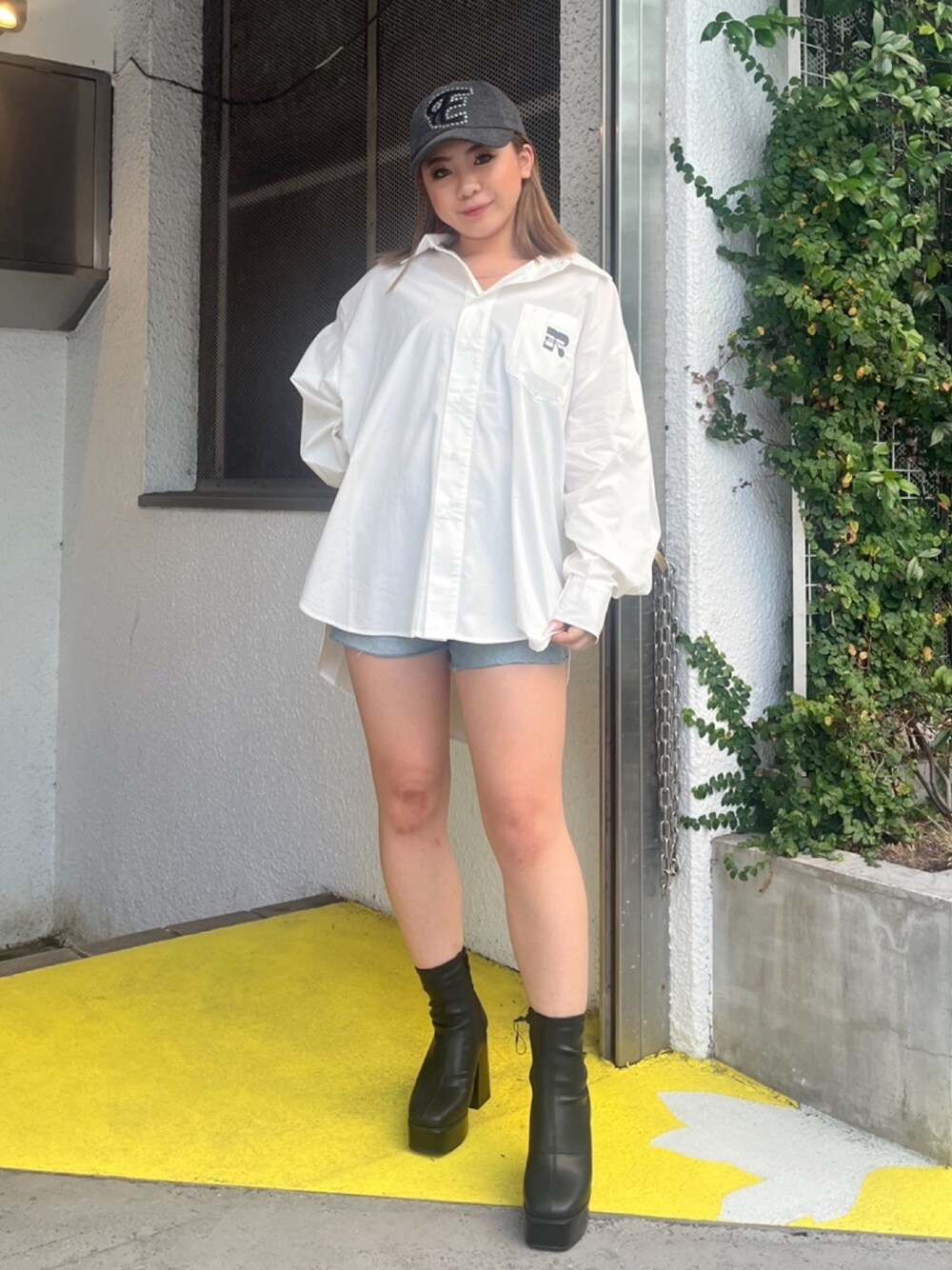 ホワイト系のシャツ/ブラウス、ブルー系のデニムパンツ、ブラック系のブーツを着用したレディースの夏コーディネートの1枚目の写真