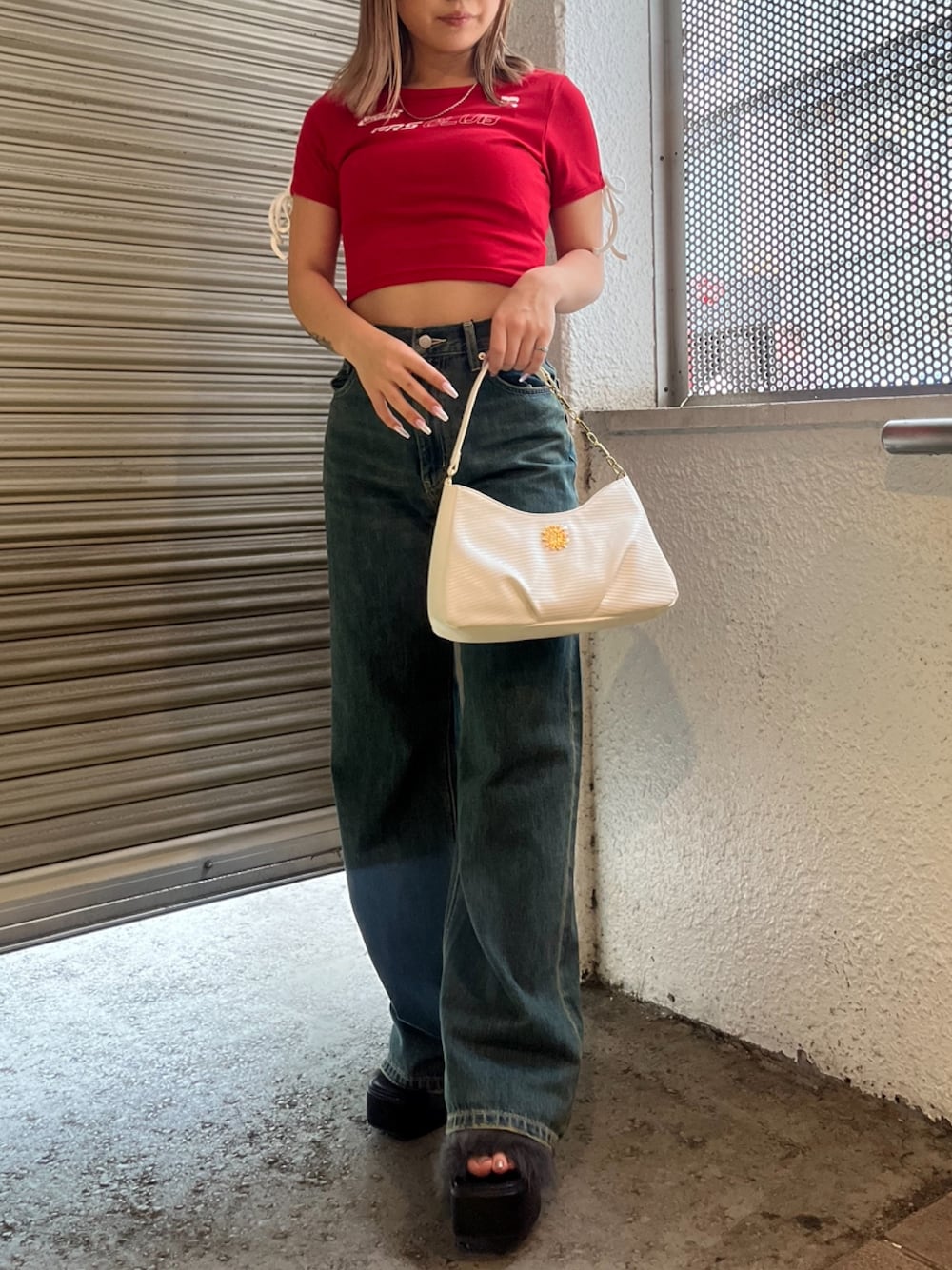 レッド系のTシャツ/カットソー、ホワイト系のハンドバッグ、ブラック系のサンダルを着用したレディースの夏コーディネートの1枚目の写真