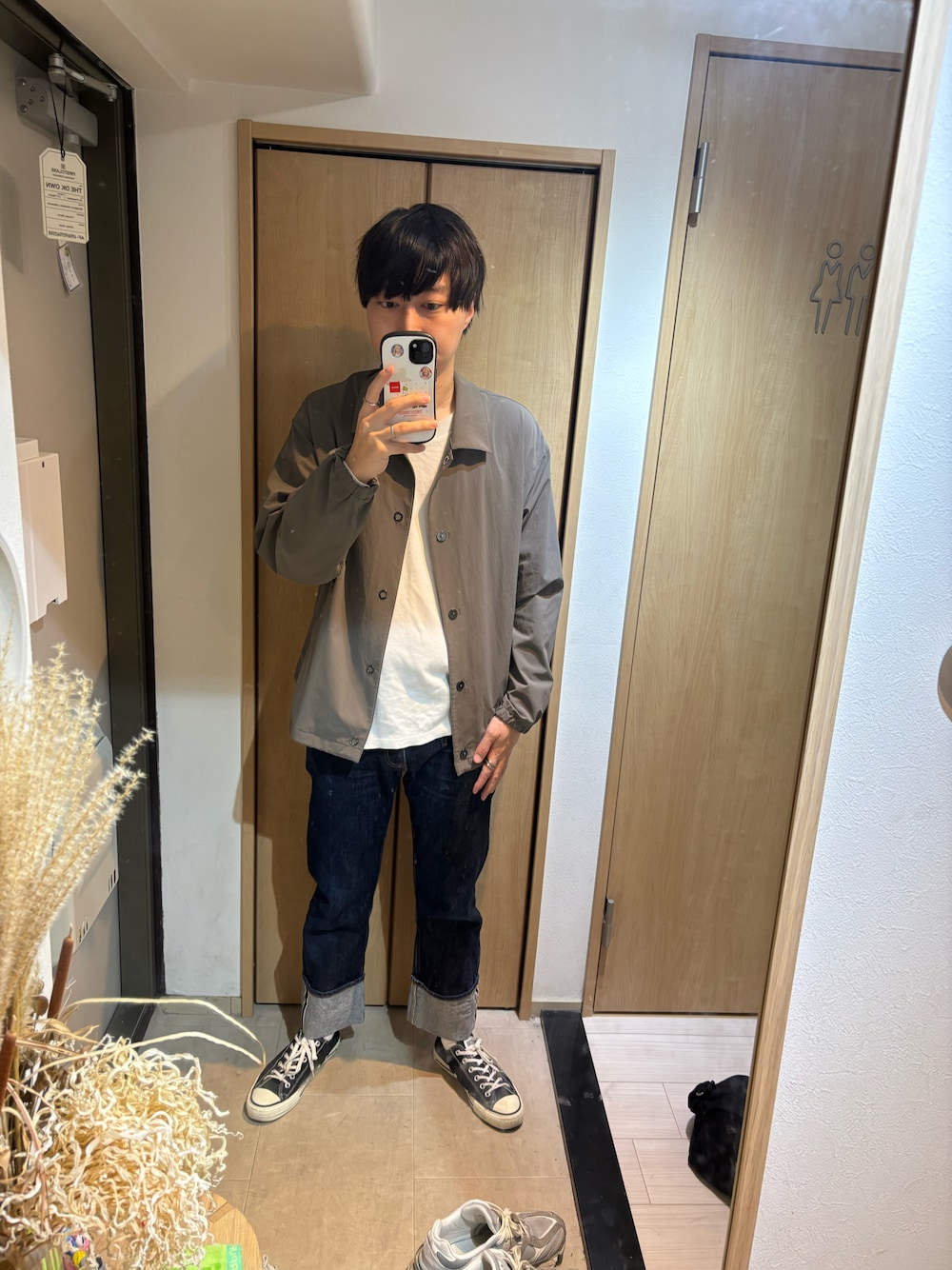 「大人カジュアル、細身、シャツジャケット、グレー、デニムパンツ、デニム、ブルー、ネイビー、スニーカー、黒スニーカー、きれいめカジュアル、春ファッション、春コーデ、シンプルコーデ、お洒落さんとつながりたい」｜「BEAUTY&YOUTH UNITED ARROWSのアイテム（ジャケット/アウター、グレー系）」を使った、ゆうパパ(ファッション初心者)さん（メンズ・168cm）の春コーディネートの1枚目の写真