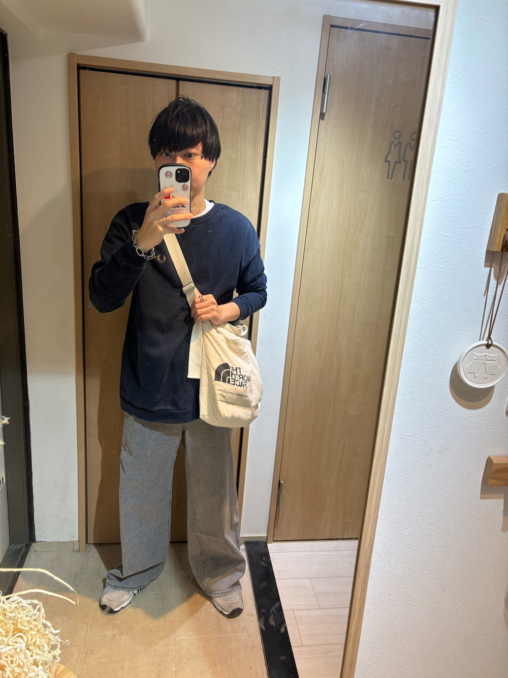 「黒なし、春コーデ、淡色コーデ、トレーナー、スウェット、ネイビー、ワイドパンツ、ワイドデニム、デニムパンツ、スニーカー、春服、オトナカジュアル、カジュアルコーデ、フレアパンツ、オーバーサイズ」｜「FRED PERRYのFRED PERRY / 別注 エンブロイダリー クルーネック スウェット（スウェット、ブルー系）」を使った、ゆうパパ(ファッション初心者)さん（メンズ・168cm）の春コーディネートの1枚目の写真