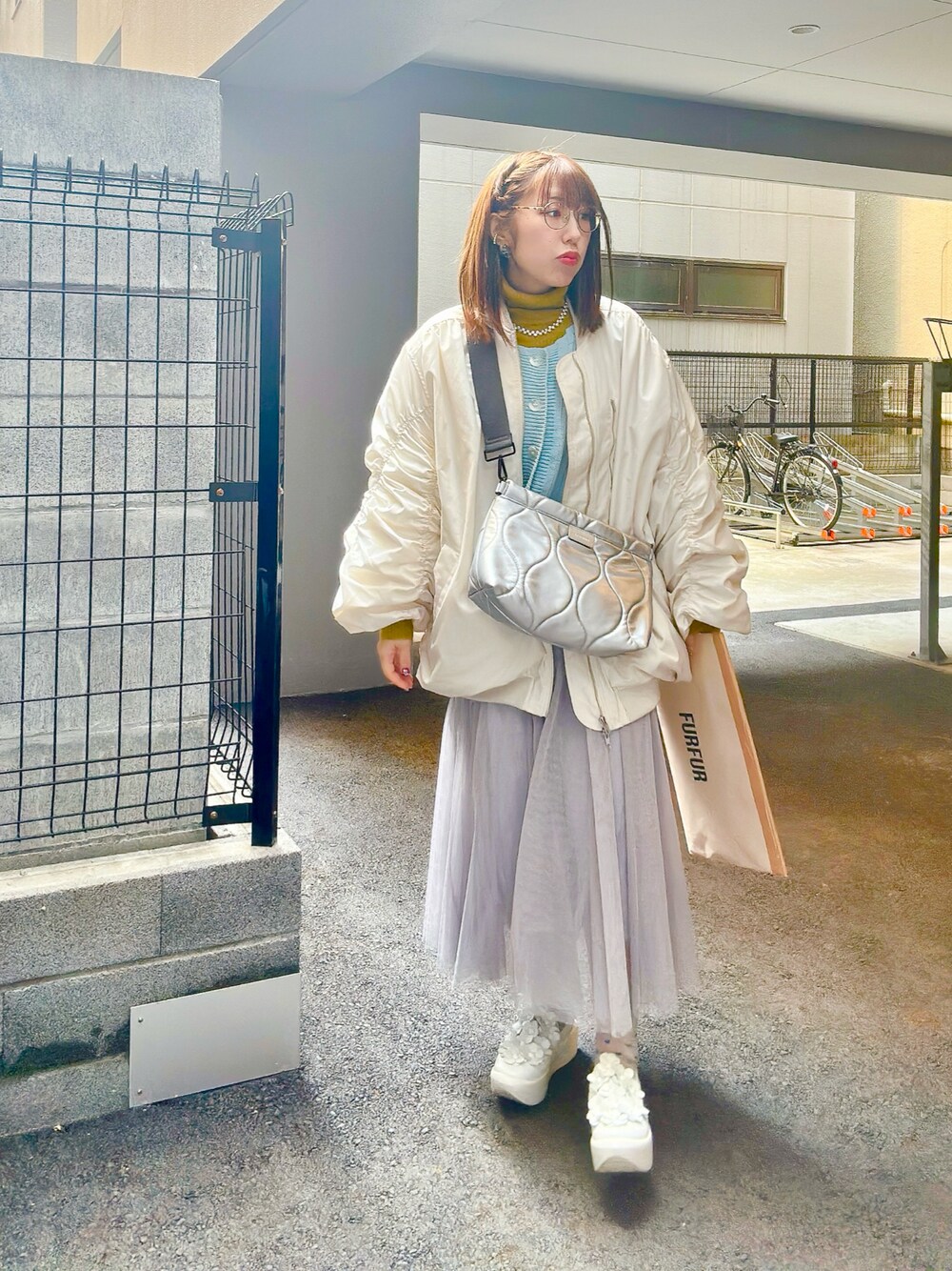 「似合うラボに行こう」｜「TRANOIのTRANOI. ラメチュールスカート（スカート、シルバー系）」を使った、moimoimomoimoimomoiさん（レディース・160cm）の春コーディネートの1枚目の写真