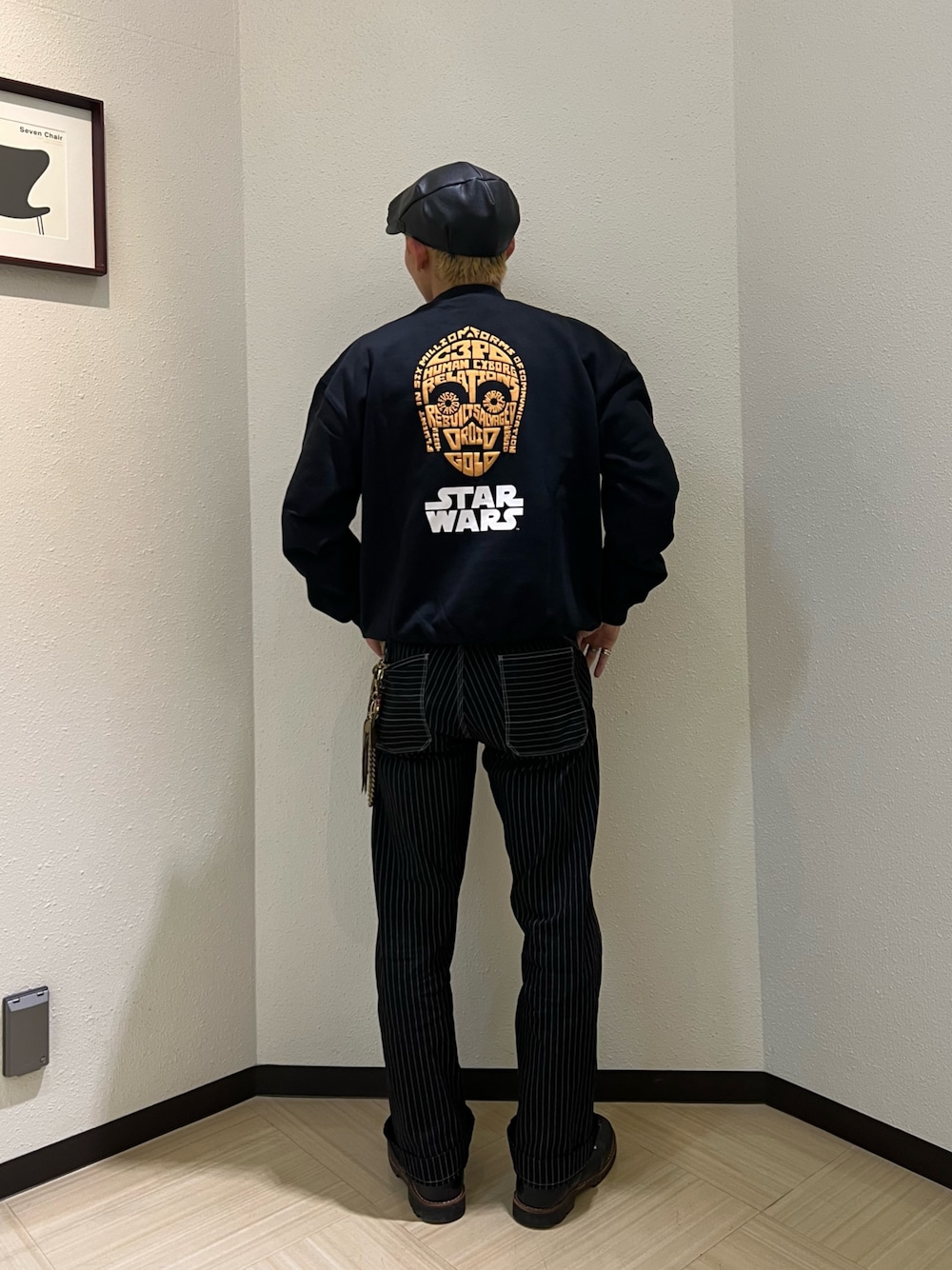「AVIREX、ファッションの力を信じよう、ootd、スターウォーズ、コラボ、トレーナー、ブラックコーデ、ハンチング、ブーツ、春コーデ」｜「STAR WARSの《STAR WARS COLLECTION》CREWNECK SWEAT / クルーネックスウェット / スター・ウォーズ / AVIREX / アヴィレックス（スウェット、ブラック系）」を使った、KAKERUNさん（メンズ・174cm）の春コーディネートの1枚目の写真