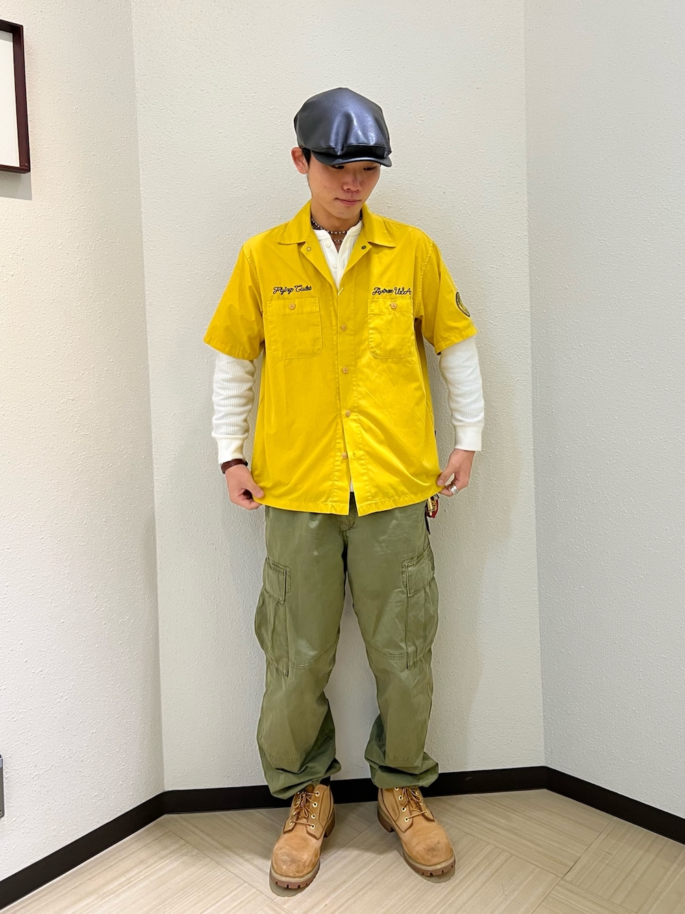 「AVIREX、ファッションの力を信じよう、ootd、アメカジ、アメカジコーデ、カーゴパンツ、カーゴパンツコーデ、シャツ、春コーデ、ハンチング」｜「AVIREXのFADED WORK SHIRT "USAFA" / フェイド 半袖ワークシャツ / AVIREX / アヴィレックス（シャツ/ブラウス、イエロー系）」を使った、KAKERUNさん（メンズ・174cm）の春コーディネートの1枚目の写真