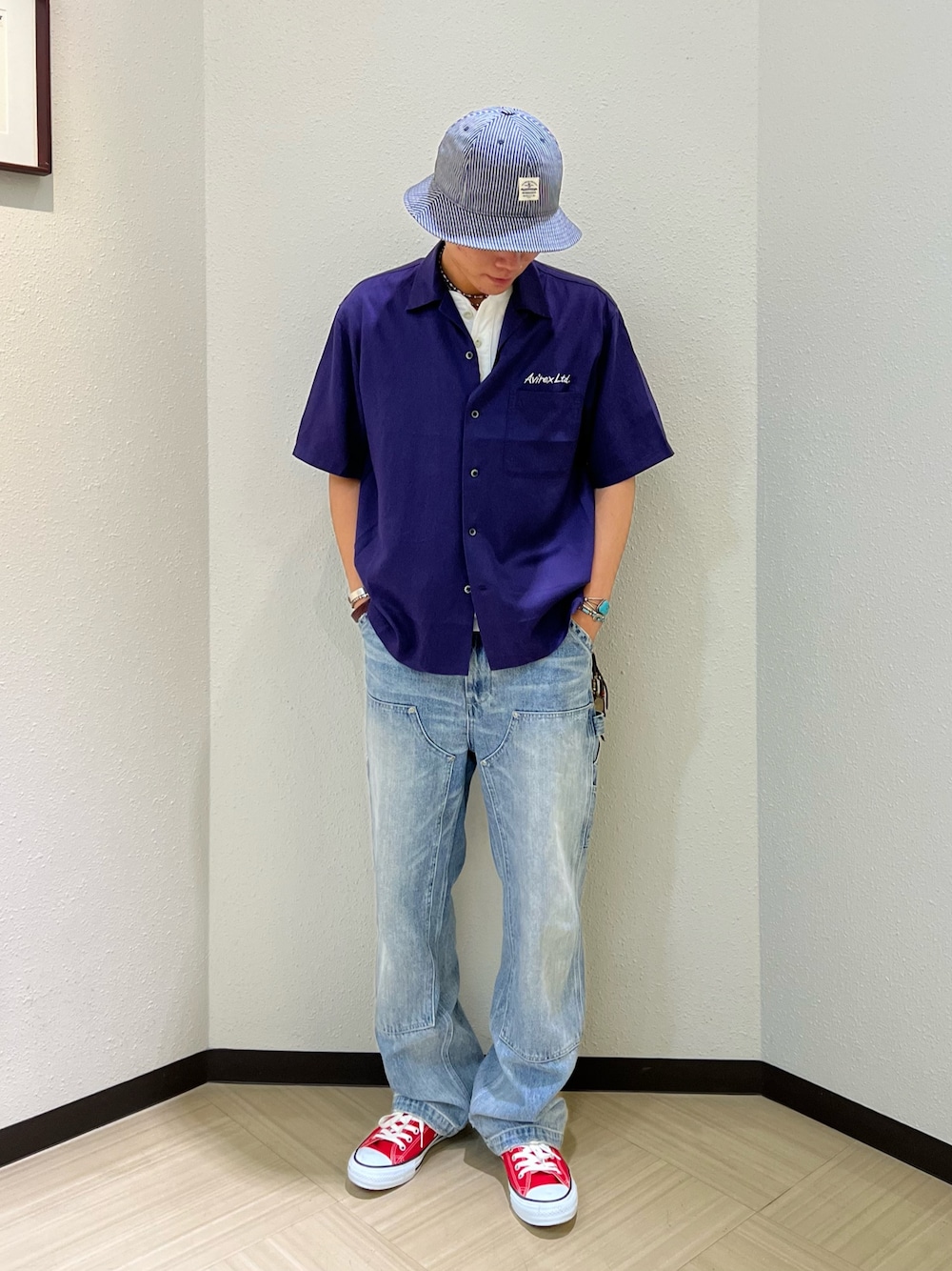 「AVIREX、ファッションの力を信じよう、ootd、アメカジ、アメカジコーデ、デニムパンツ、スカシャツ、刺繍、ヘンリーネック、夏コーデ」｜「AVIREXのDOUBLE DRAGON SOUVENIR SHIRT / ダブルドラゴン スーベニア 半袖シャツ / AVIREX / アヴィレックス（シャツ/ブラウス、パープル系）」を使った、KAKERUNさん（メンズ・174cm）の夏コーディネートの1枚目の写真