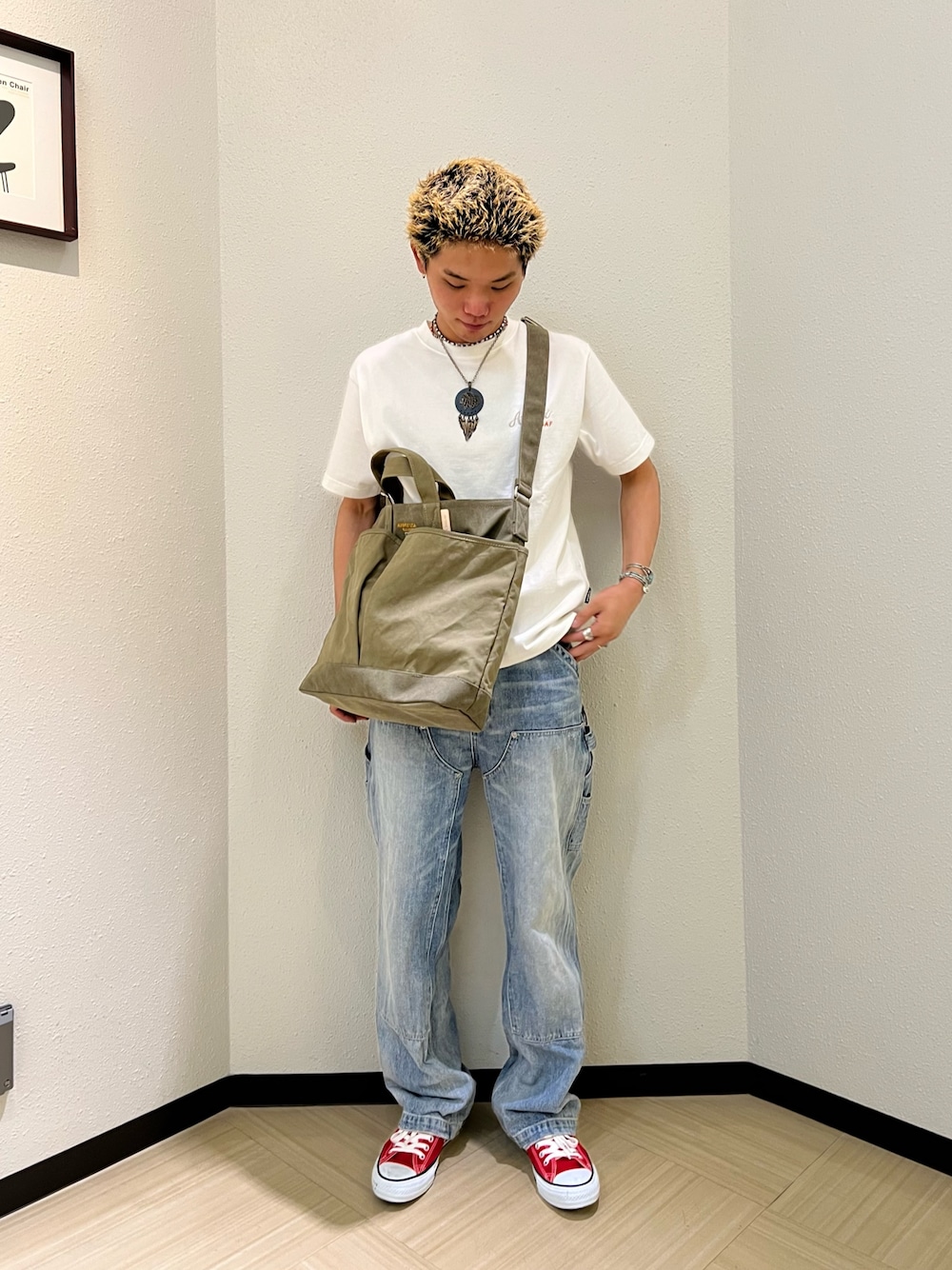 「AVIREX、ファッションの力を信じよう、ootd、デニムパンツ、デニム、デニムコーデ、アメカジ、アメカジコーデ、春コーデ、夏コーデ」｜「AVIREXのBERSA CANVAS EDITORS BAG / キャンバス エディターズバック / AVIREX / AVIREX（ショルダーバッグ、グリーン系）」を使った、KAKERUNさん（メンズ・174cm）の春コーディネートの1枚目の写真