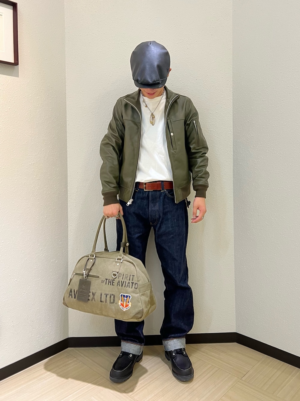 「レザージャケット、アメカジ、AVIREX、ライダースジャケット、デニムパンツ、ハンチング、ボストンバッグ、ootd、メンズファッション、ファッションの力を信じよう」｜「AVIREXの《AVIREX × YAMANE INDUSTRIES》Lot.1991 No.2 CLASSIC STRAIGHT / インダストリーズ クラシック ストレート / アヴィレックス / ヤマネインダストリーズ（デニムパンツ、ブルー系）」を使った、KAKERUNさん（メンズ・174cm）の冬コーディネートの1枚目の写真