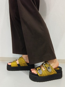 「YOSUKE（ヨースケ）の【YOSUKE】コンチョバックル 厚底ダブルベルトサンダル 3900004（サンダル、イエロー系）」を使った、Paradeアリオ橋本店さん（レディース・151cm）の夏コーディネート