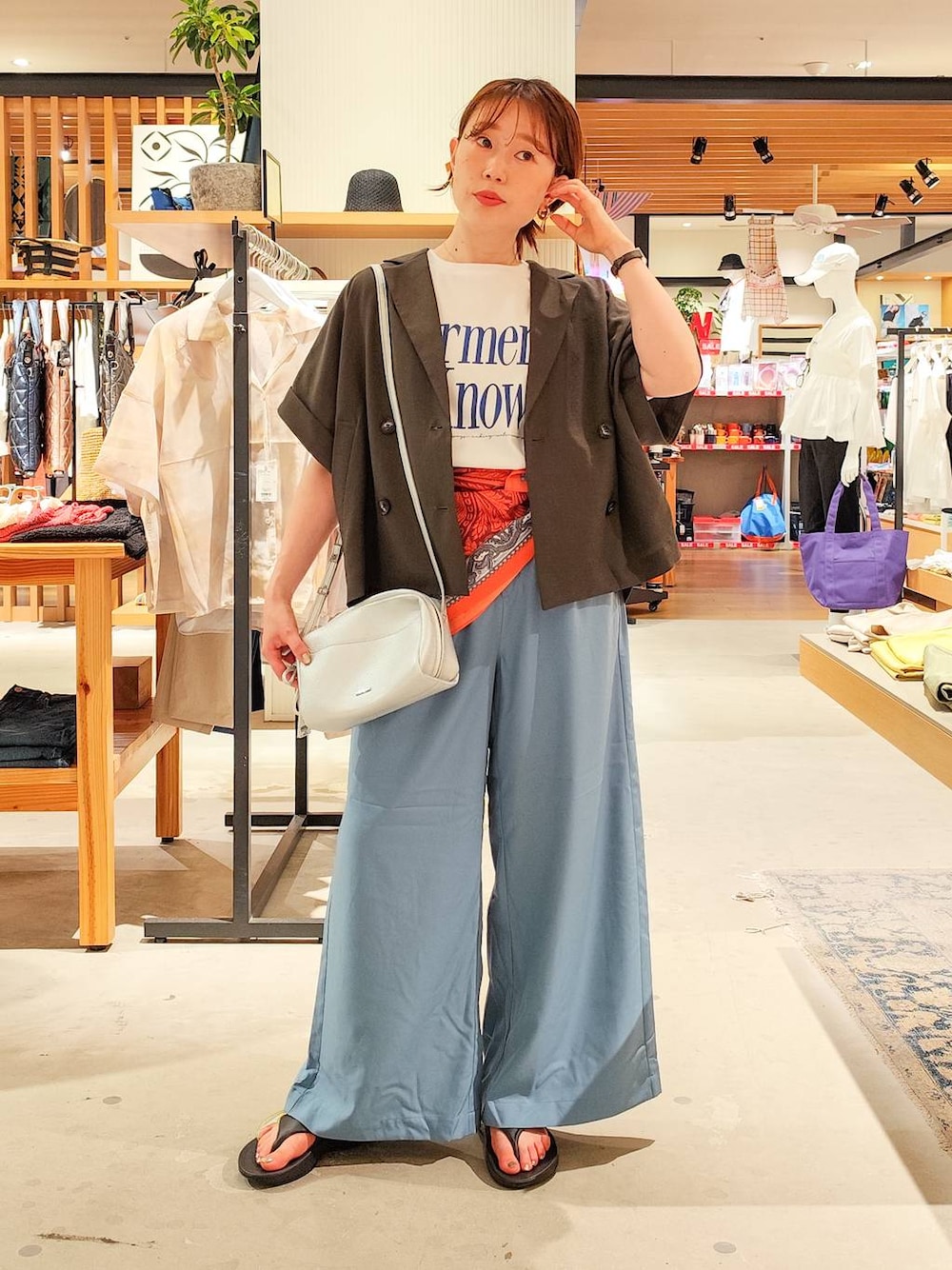 ホワイト系のTシャツ/カットソー、ブルー系のその他パンツ、ブラック系のサンダルを着用したレディースの夏コーディネートの1枚目の写真