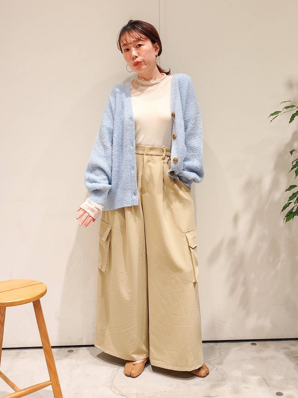 「着痩せ・細見え、体型カバー、ワントーン、ママコーデ、BAYFLOW、ワイドパンツ、カーディガン、ベーシック/シンプル、インナー、カップ付きインナー」｜「bijorieの【bijorie】カップ付きバッククロスキャミ／NEW BASIC (アルガンオイル配合)（その他アンダーウェア/インナー、ホワイト系）」を使った、kanakoさん（レディース・157cm）の冬コーディネートの1枚目の写真