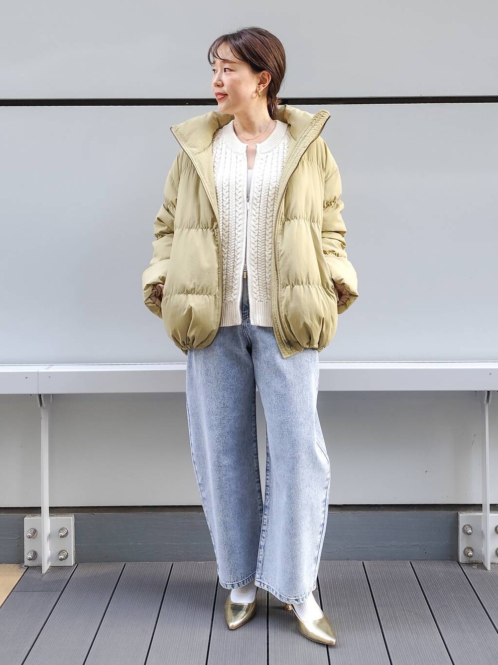 「BAYFLOW、着痩せ・細見え、体型カバー、ワントーン、ママコーデ、アウター、ベイフローのデニム _BAYFLOW、デニムパンツ」｜「BAYFLOWの[安定感のある履き心地]ストラップミュール（パンプス、ゴールド系）」を使った、kanakoさん（レディース・157cm）の秋コーディネートの1枚目の写真
