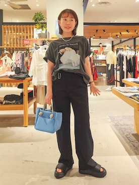 「BAYFLOW（ベイフロー）の【知久友里恵さんコラボ】オーバルカラビナセットパンツ（デニムパンツ、ブラック系）」を使った、kanakoさん（レディース・157cm）の夏コーディネート